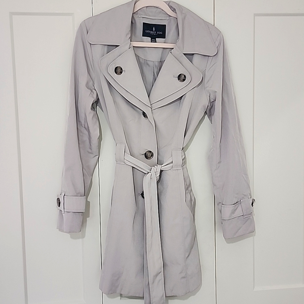Woman's London Fog Grayish Hue Rain/Trench Coat with Belt and Lapel, Size M